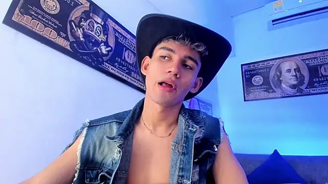 Snapshot of EstebanPerez_ chatting on December 13, 12:17 pm EstebanPerez  online show from December 13, 12:17 pm