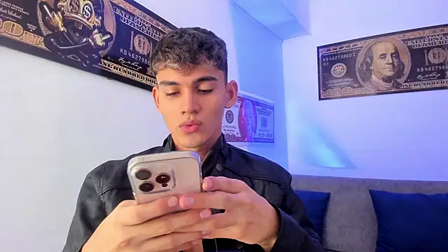 Snapshot of EstebanPerez_ chatting on December 11, 12:05 pm EstebanPerez  online show from December 11, 12:05 pm