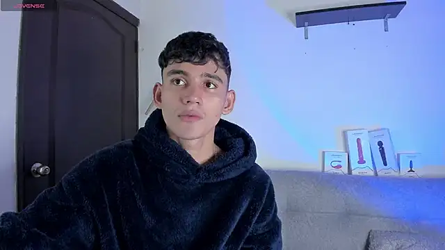 Snapshot of EstebanPerez_ chatting on February 5, 10:22 pm EstebanPerez  online show from February 5, 10:22 pm