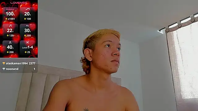 Snapshot of JulianRose_1 chatting on October 25, 4:42 pm JulianRose 1 online show from October 25, 4:42 pm