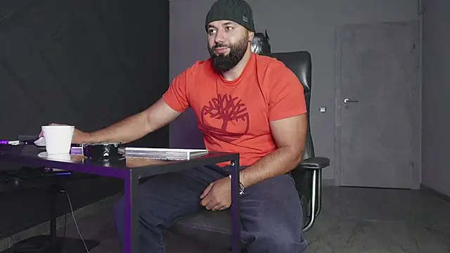 Snapshot of mattmasterss chatting on October 7, 1:32 am mattmasterss online show from October 7, 1:32 am