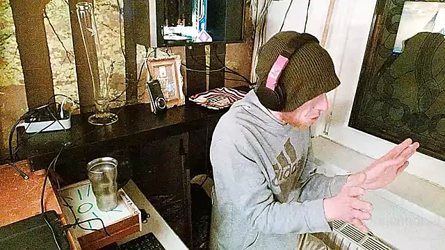 BongChannel online show from December 9, 9:54 pm