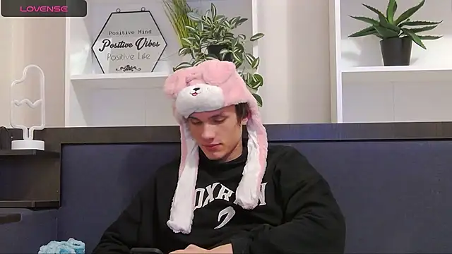 CalvinCay online show from December 9, 7:57 pm