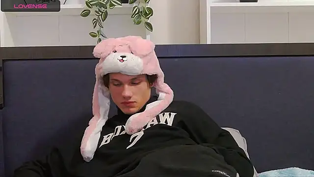 CalvinCay online show from December 7, 8:05 pm