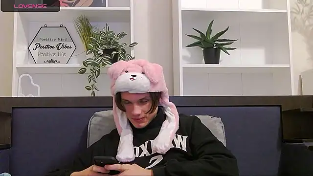 CalvinCay online show from December 5, 8:02 pm