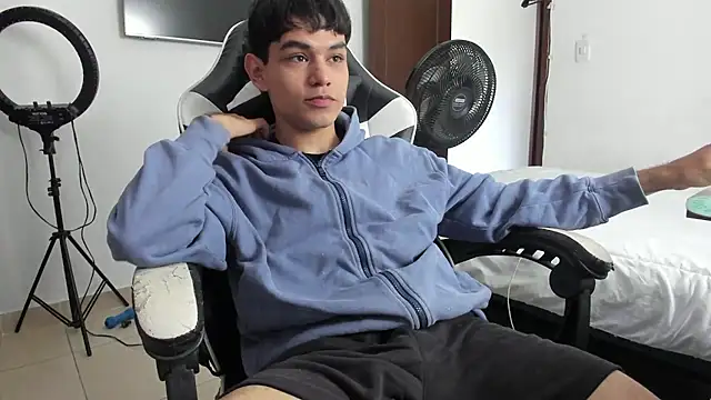 ronaldmq20 online show from April 14, 3:00 pm
