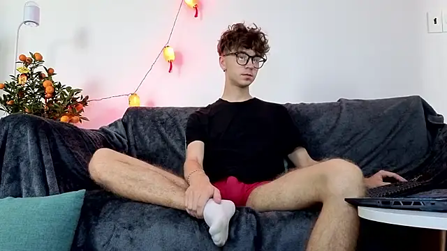 Joseph  Quinn online show from February 17, 1:37 am