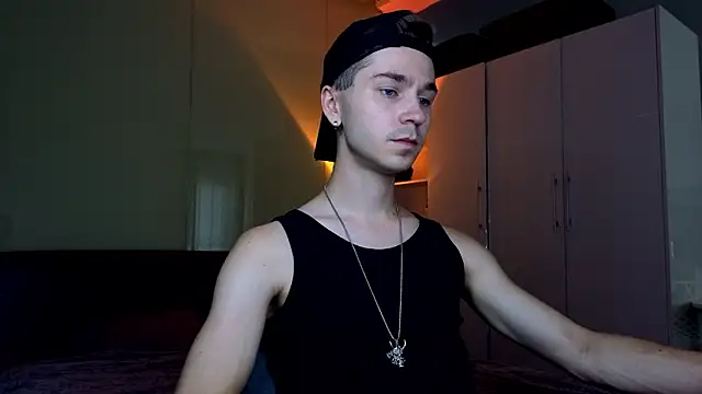 Joseph  Quinn online show from February 26, 6:37 am