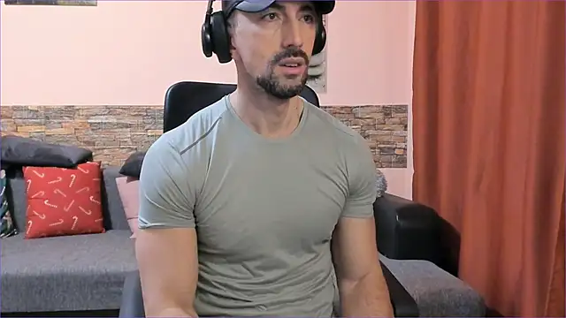 HotHunkTrainer online show from February 24, 9:21 am