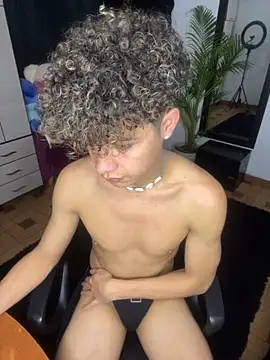 Snapshot of DavidfullOFlove chatting on October 25, 1:40 am DavidfullOFlove online show from October 25, 1:40 am