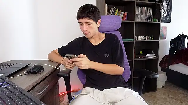 Snapshot of alex_connorr chatting on September 27, 4:05 pm alex connorr online show from September 27, 4:05 pm