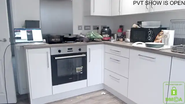 Snapshot of BritishHappyEnding chatting on October 18, 12:21 pm BritishHappyEnding online show from October 18, 12:21 pm