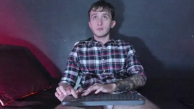 Dylanwhite23  online show from November 18, 3:10 am