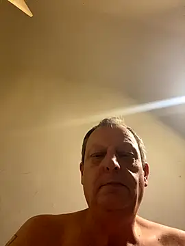 Snapshot of chubbybear2cum chatting on October 27, 9:50 pm chubbybear2cum online show from October 27, 9:50 pm