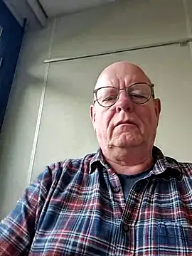 Snapshot of andrejoyfull64 chatting on October 27, 1:57 pm andrejoyfull64 online show from October 27, 1:57 pm