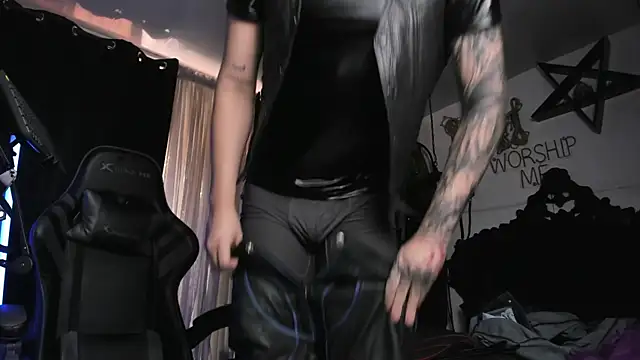 allanhurtss online show from December 25, 7:13 pm