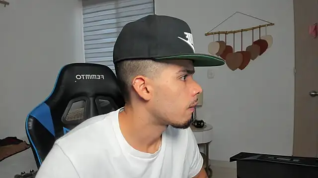 mateoleonee online show from February 14, 7:53 pm