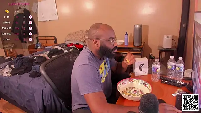 MrChuckDailyXXX online show from December 12, 11:25 pm