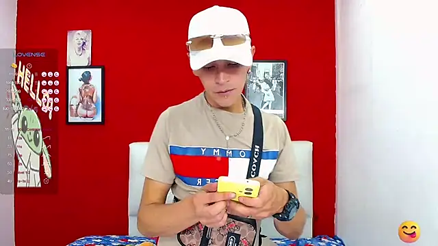 Snapshot of _snopyy_ chatting on January 22, 8:28 pm  snopyy  online show from January 22, 8:28 pm