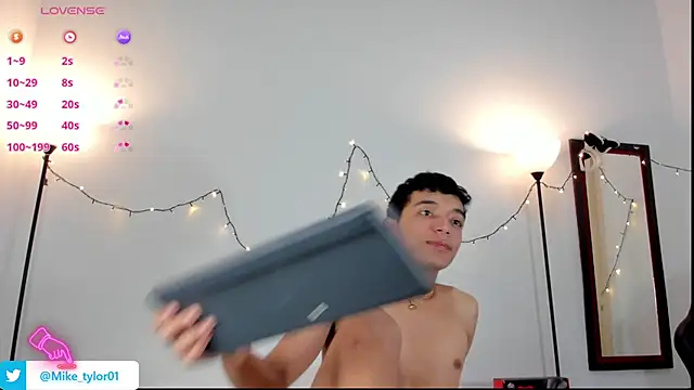 Snapshot of mike_tylor01 chatting on March 10, 2:48 pm mike tylor01 online show from March 10, 2:48 pm