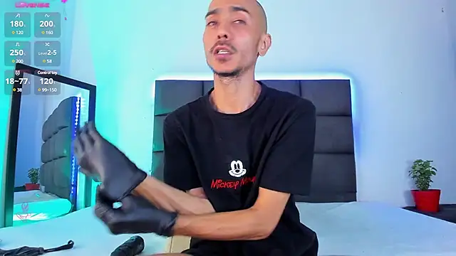 Snapshot of steven_hott8 chatting on February 21, 3:54 pm steven hott8 online show from February 21, 3:54 pm