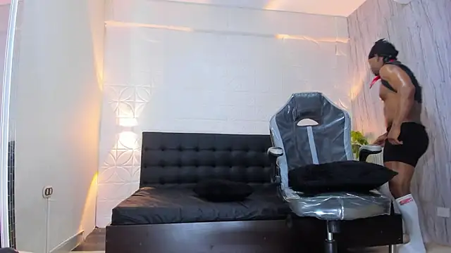 Snapshot of RicoBrown777_ chatting on December 20, 3:47 am RicoBrown777  online show from December 20, 3:47 am