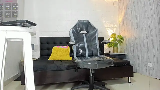 Snapshot of RicoBrown777_ chatting on December 27, 3:31 am RicoBrown777  online show from December 27, 3:31 am