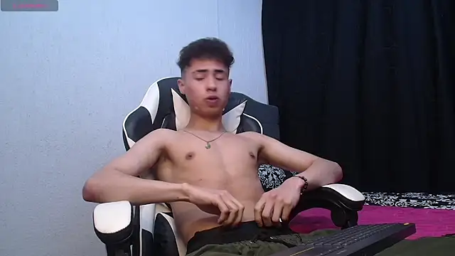 Snapshot of sexybat_twink chatting on October 25, 3:30 am sexybat twink online show from October 25, 3:30 am