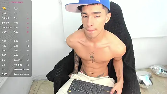 Snapshot of Damon__333 chatting on February 27, 11:48 pm Damon  333 online show from February 27, 11:48 pm