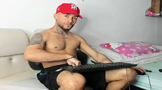 Snapshot of BruceNixon chatting on January 8, 9:44 pm BruceNixon online show from January 8, 9:44 pm