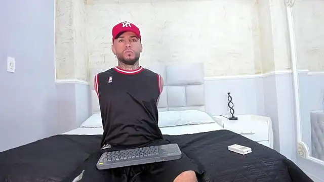 Snapshot of BruceNixon chatting on February 5, 9:07 pm BruceNixon online show from February 5, 9:07 pm