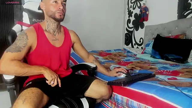 Snapshot of BruceNixon chatting on October 20, 8:24 pm BruceNixon online show from October 20, 8:24 pm