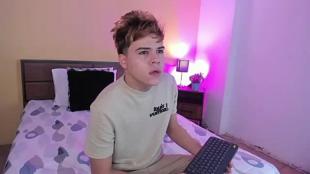 justinbiler online show from December 4, 12:25 pm