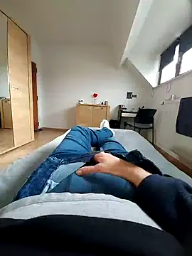 Snapshot of pascalino100 chatting on February 4, 1:48 pm pascalino100 online show from February 4, 1:48 pm