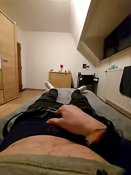 Snapshot of pascalino100 chatting on February 15, 6:33 pm pascalino100 online show from February 15, 6:33 pm