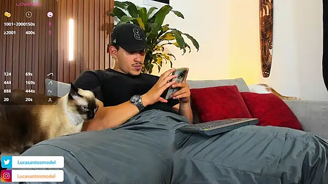 lucasanto  online show from April 1, 5:09 am