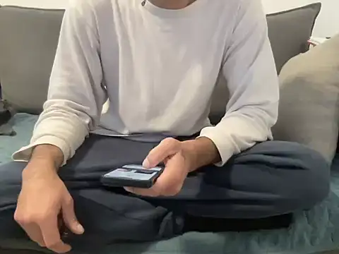 4small4inchlol online show from March 1, 9:42 am