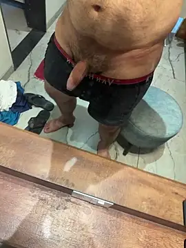 Snapshot of versatile_guy01 chatting on September 28, 3:59 am versatile guy01 online show from September 28, 3:59 am