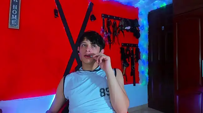 Snapshot of LilOwen_ chatting on March 13, 8:54 pm LilOwen  online show from March 13, 8:54 pm