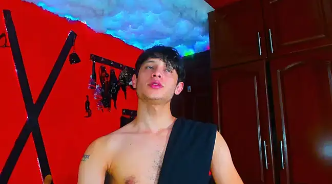 Snapshot of LilOwen_ chatting on March 10, 5:43 am LilOwen  online show from March 10, 5:43 am