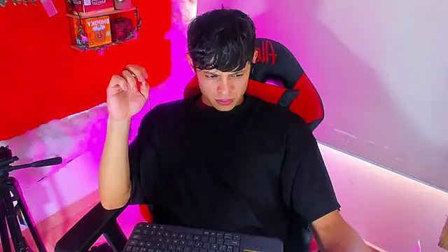 Snapshot of LilOwen_ chatting on September 23, 7:35 pm LilOwen  online show from September 23, 7:35 pm