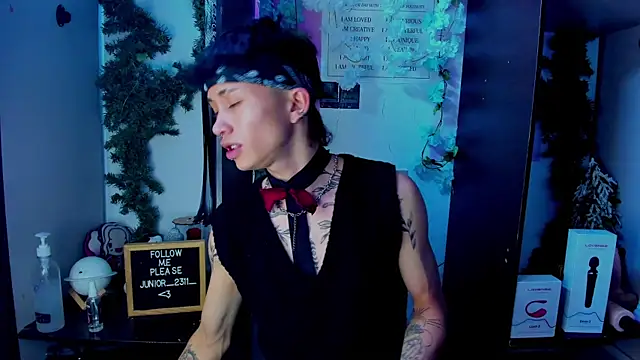 juniior 2311  online show from March 11, 7:36 pm