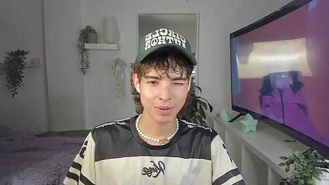 santy-kitty online show from December 3, 3:45 am