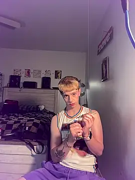 Snapshot of twentywithafelonyy chatting on March 3, 6:13 am twentywithafelonyy online show from March 3, 6:13 am