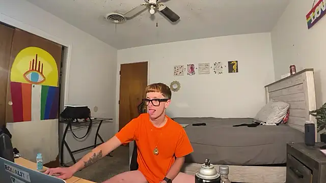 Snapshot of twentywithafelonyy chatting on October 31, 3:59 pm twentywithafelonyy online show from October 31, 3:59 pm