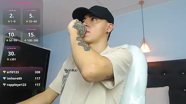 Snapshot of Lobo_17_ chatting on October 14, 3:35 am Lobo 17  online show from October 14, 3:35 am