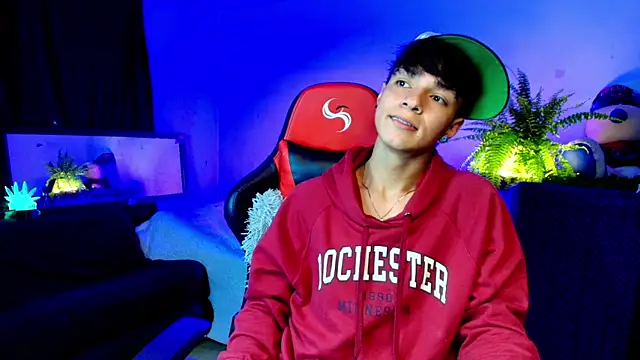 Snapshot of twink_sebas_ chatting on October 10, 12:48 am twink sebas  online show from October 10, 12:48 am