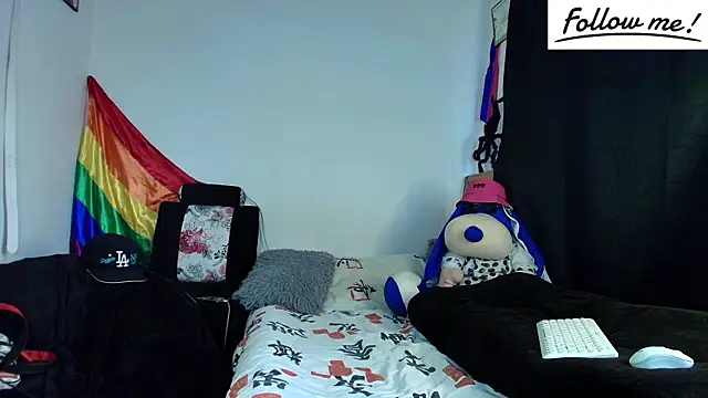 Snapshot of twink_sebas_ chatting on December 14, 12:01 pm twink sebas  online show from December 14, 12:01 pm