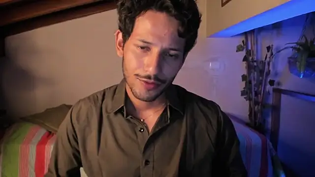 Nicholasrodrii online show from April 16, 1:05 am