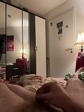 Snapshot of upinsomke1879 chatting on September 13, 1:06 am upinsomke1879 online show from September 13, 1:06 am